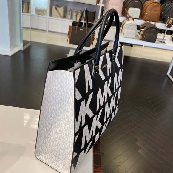 Michael Kors Everly Large Tote - Picture 3 of 7
